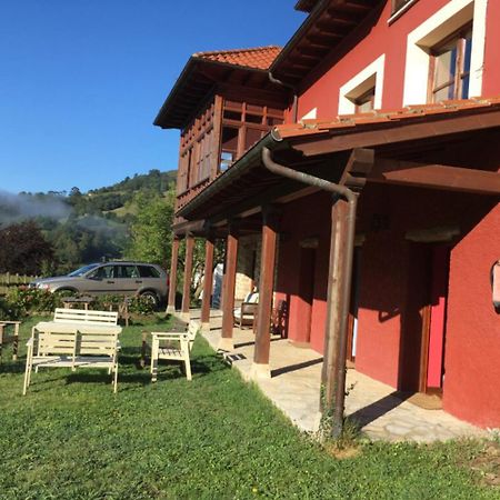 El Interior De Gaia Guest House Arriondas Luaran gambar