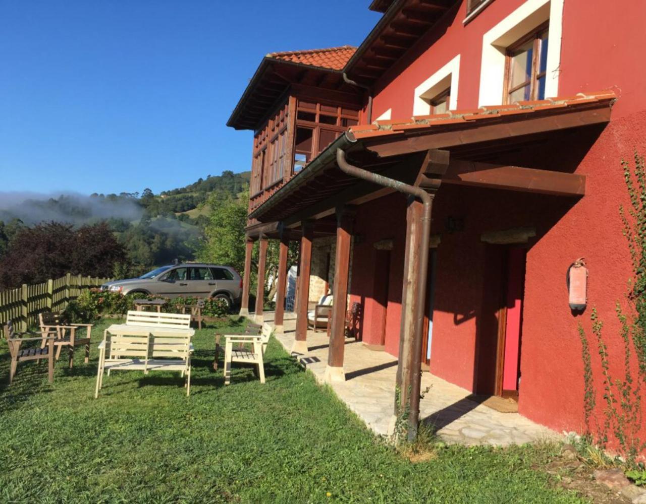 El Interior De Gaia Guest House Arriondas Luaran gambar