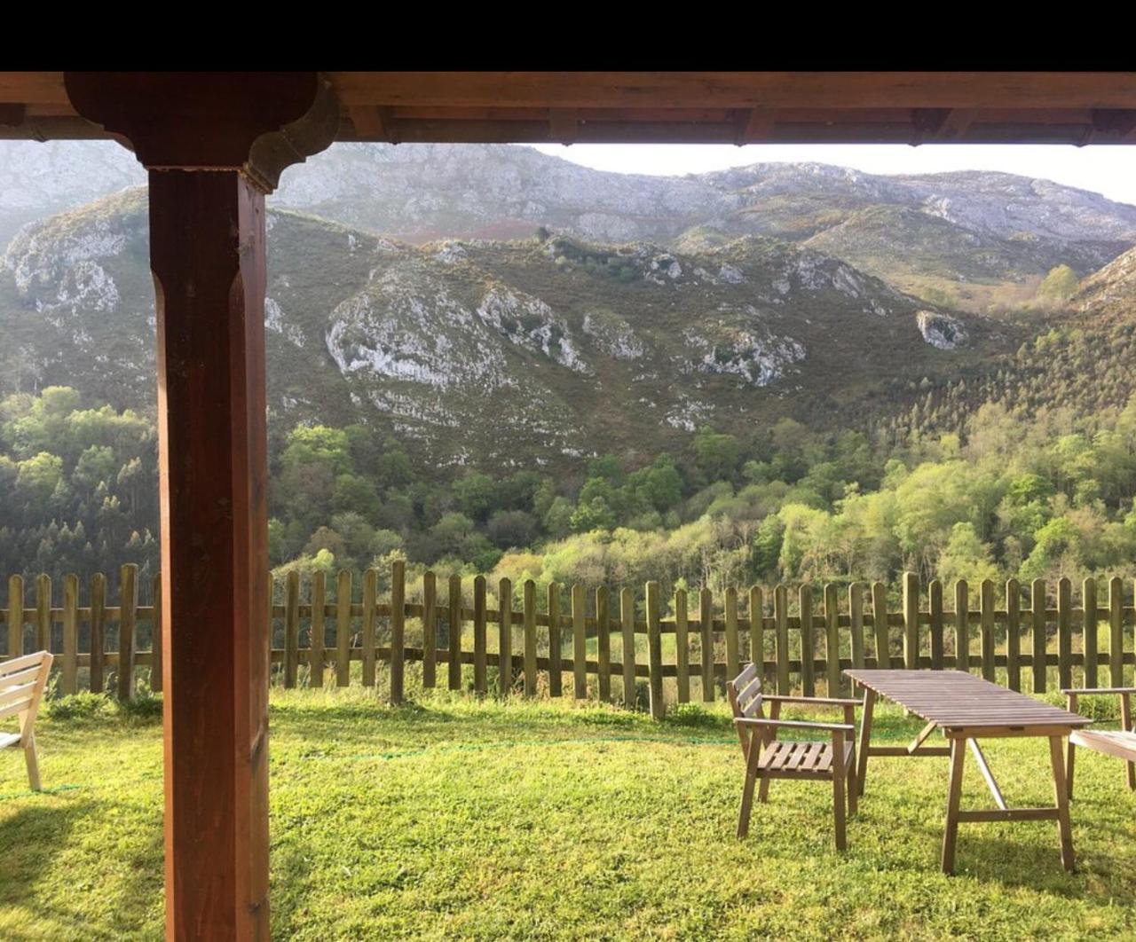 El Interior De Gaia Guest House Arriondas Luaran gambar
