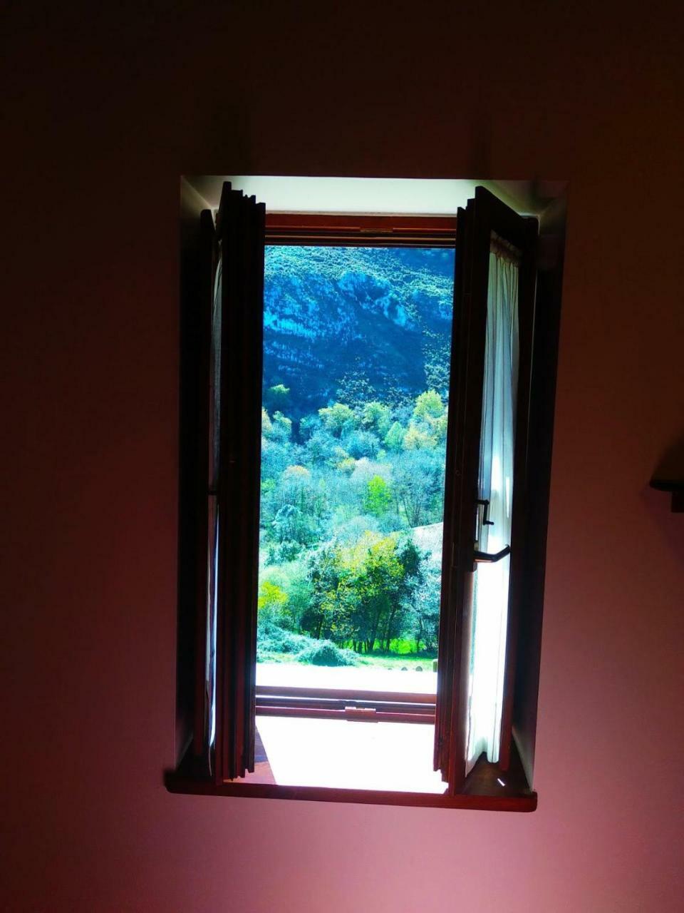 El Interior De Gaia Guest House Arriondas Luaran gambar