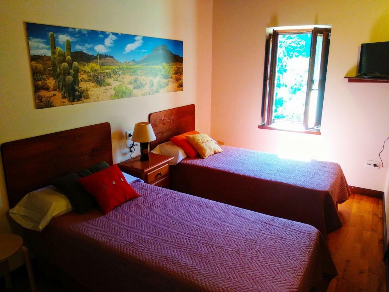 El Interior De Gaia Guest House Arriondas Luaran gambar