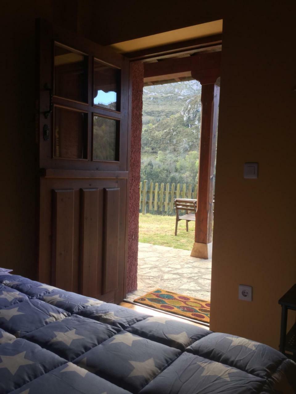 El Interior De Gaia Guest House Arriondas Luaran gambar