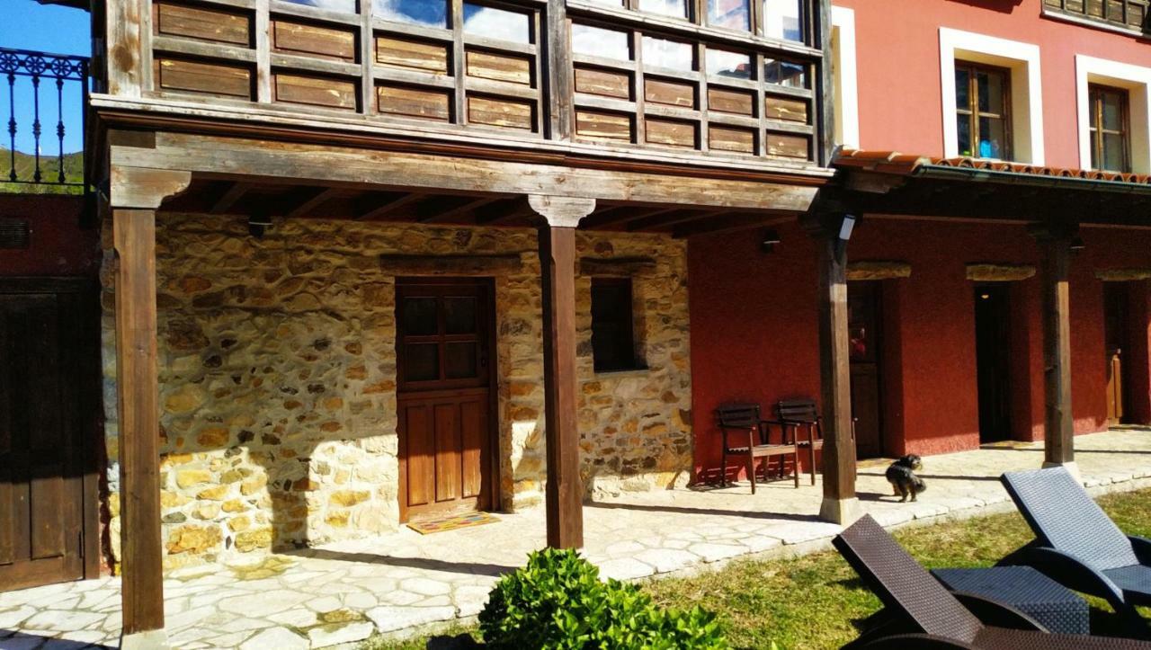 El Interior De Gaia Guest House Arriondas Luaran gambar